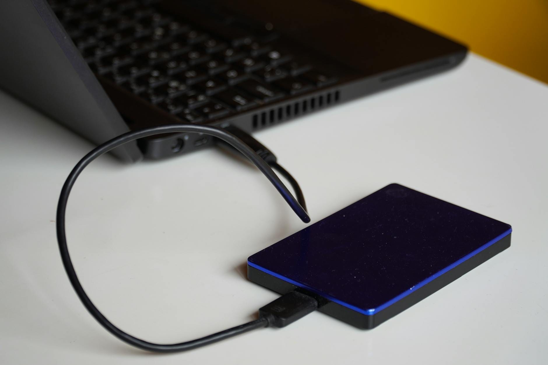 Zewnętrzny dysk nie działa? Szybka diagnoza Zewnętrzny dysk twardy podłączony do laptopa na biurku